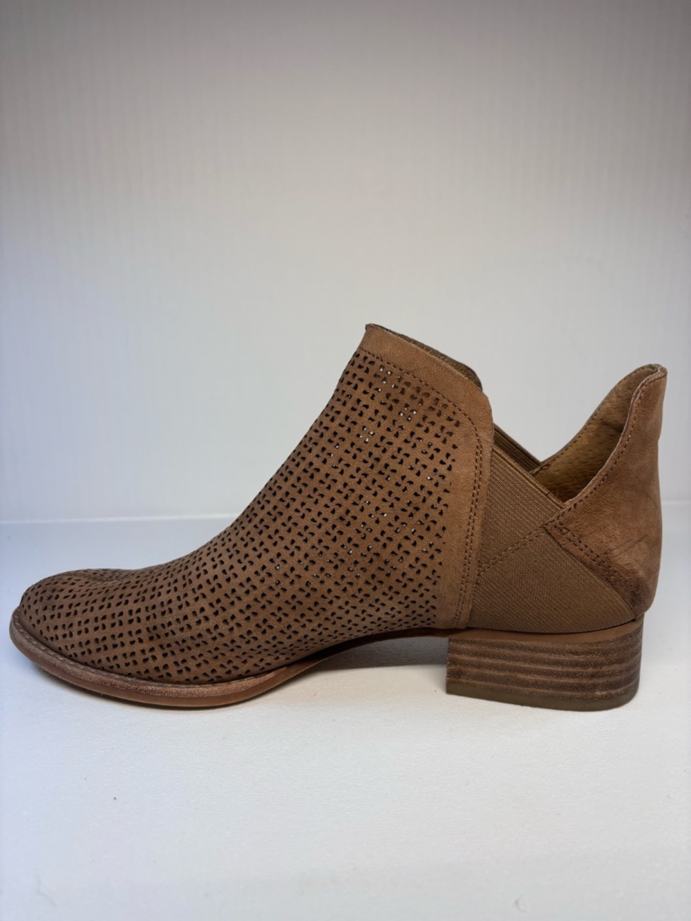 Vince Camuto Perforated Leather Ankle Booties Tan Brown Size 8M - Picture 3 of 11